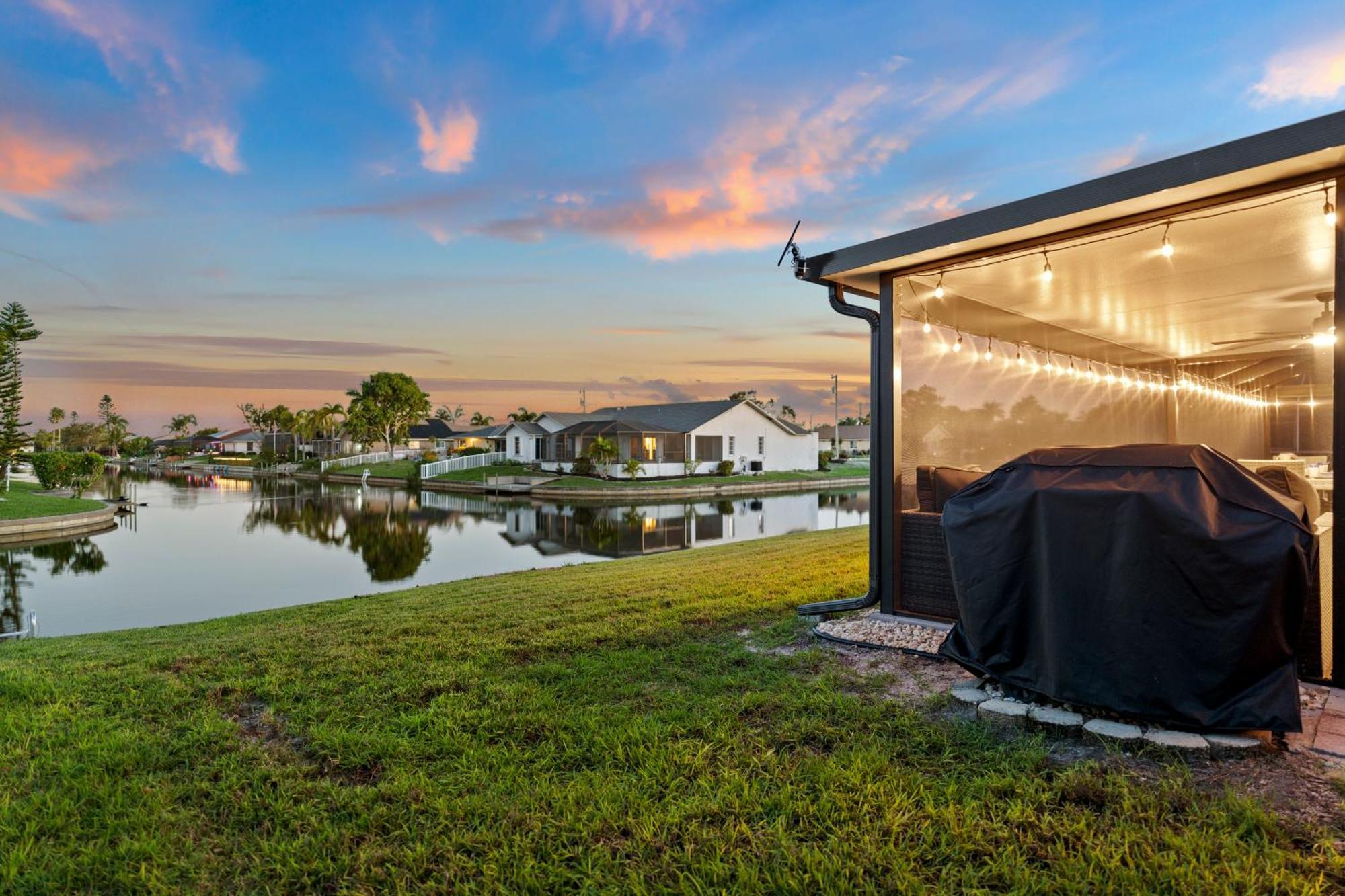 Serenity Waterfront Villa With King Suite, Private Pool, Great Lanai Enclosure And Long Water Views Cape Coral Eksteriør bilde