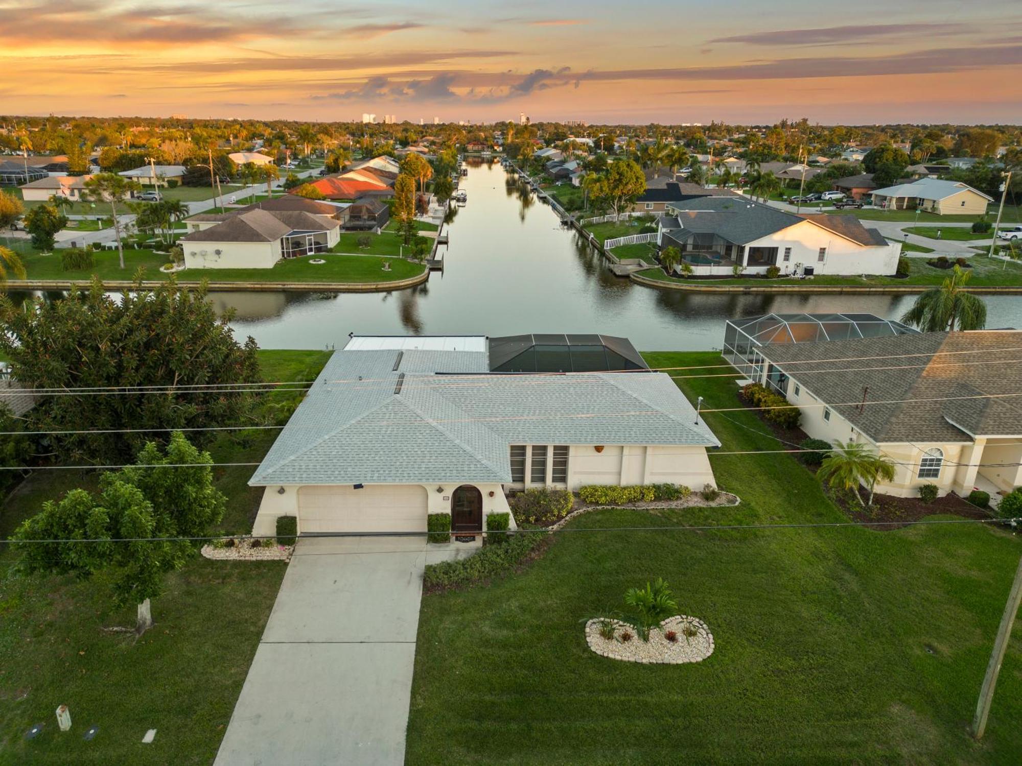 Serenity Waterfront Villa With King Suite, Private Pool, Great Lanai Enclosure And Long Water Views Cape Coral Eksteriør bilde