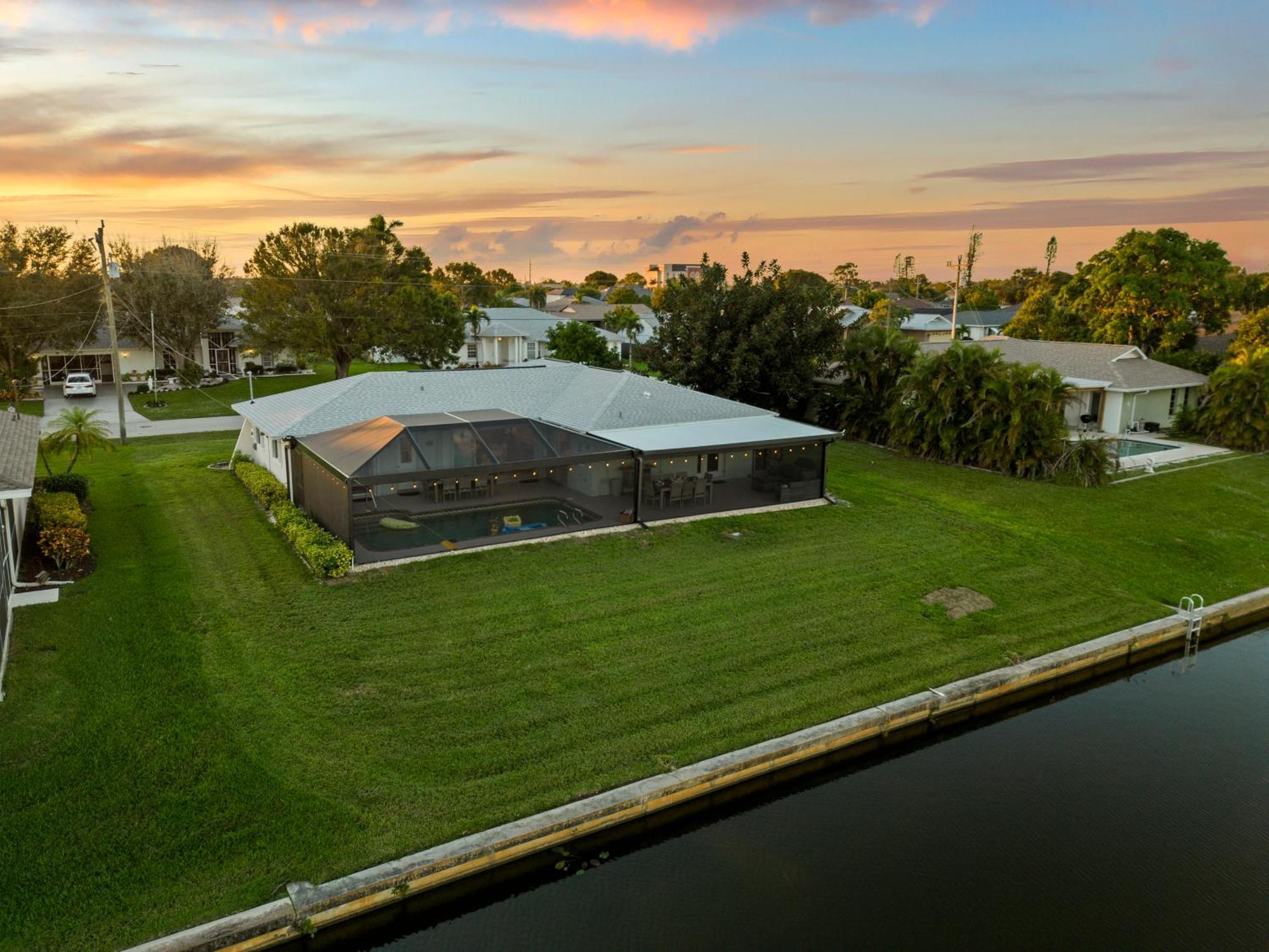 Serenity Waterfront Villa With King Suite, Private Pool, Great Lanai Enclosure And Long Water Views Cape Coral Eksteriør bilde